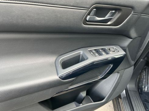 Used 2025 Nissan Pathfinder SV image 18