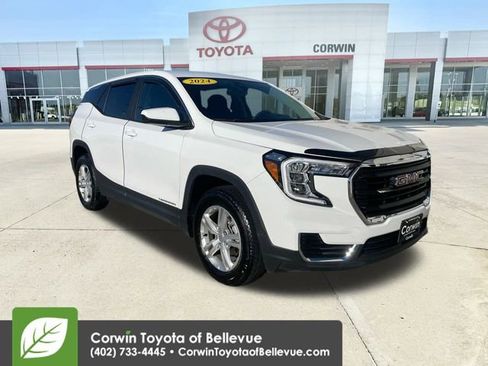 Used 2024 GMC Terrain SLE image 2