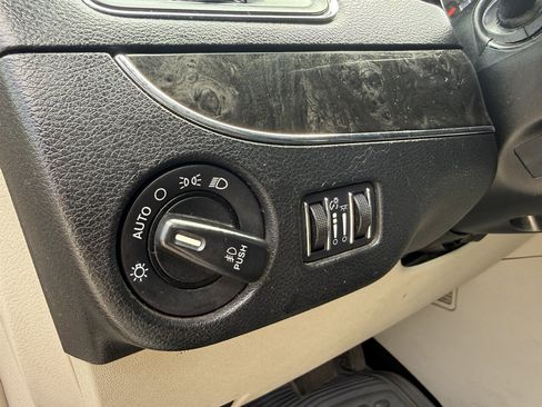 Used 2015 Chrysler Town & Country Touring image 25