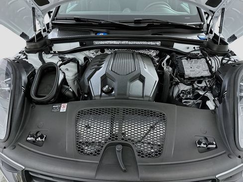 Certified 2025 Porsche Macan AWD/4WD image 32