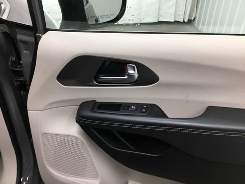 Used 2023 Chrysler Pacifica Touring-L image 20