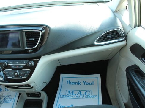 Used 2019 Chrysler Pacifica Touring Plus FWD image 30