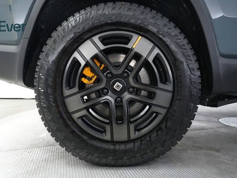 Used 2025 Rivian R1S Premium image 9