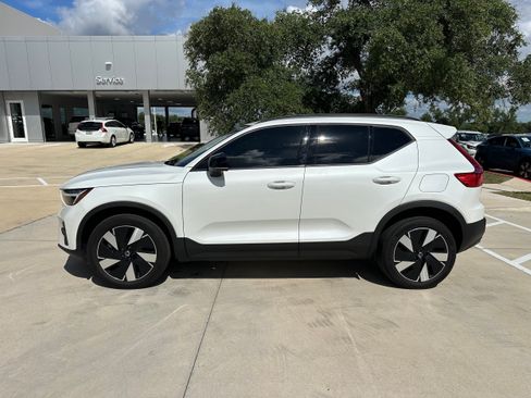Certified 2025 Volvo EX40 Core AWD/4WD image 3