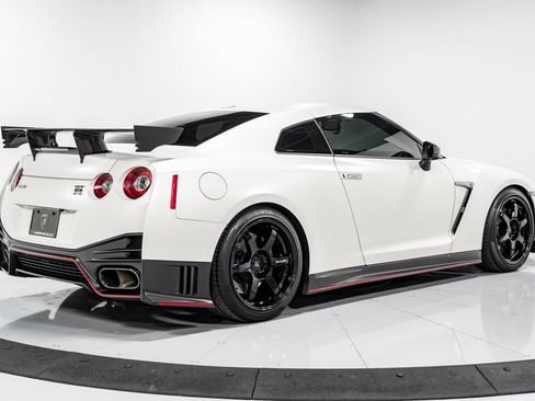 Used 2016 Nissan GT-R NISMO AWD/4WD image 3