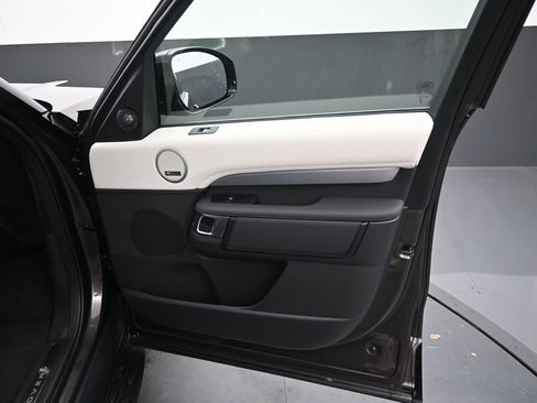 Used 2025 Land Rover Discovery Dynamic SE AWD/4WD image 4