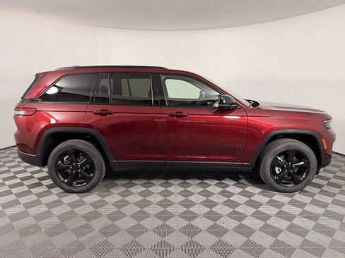 Used 2023 Jeep Grand Cherokee Altitude AWD/4WD image 9