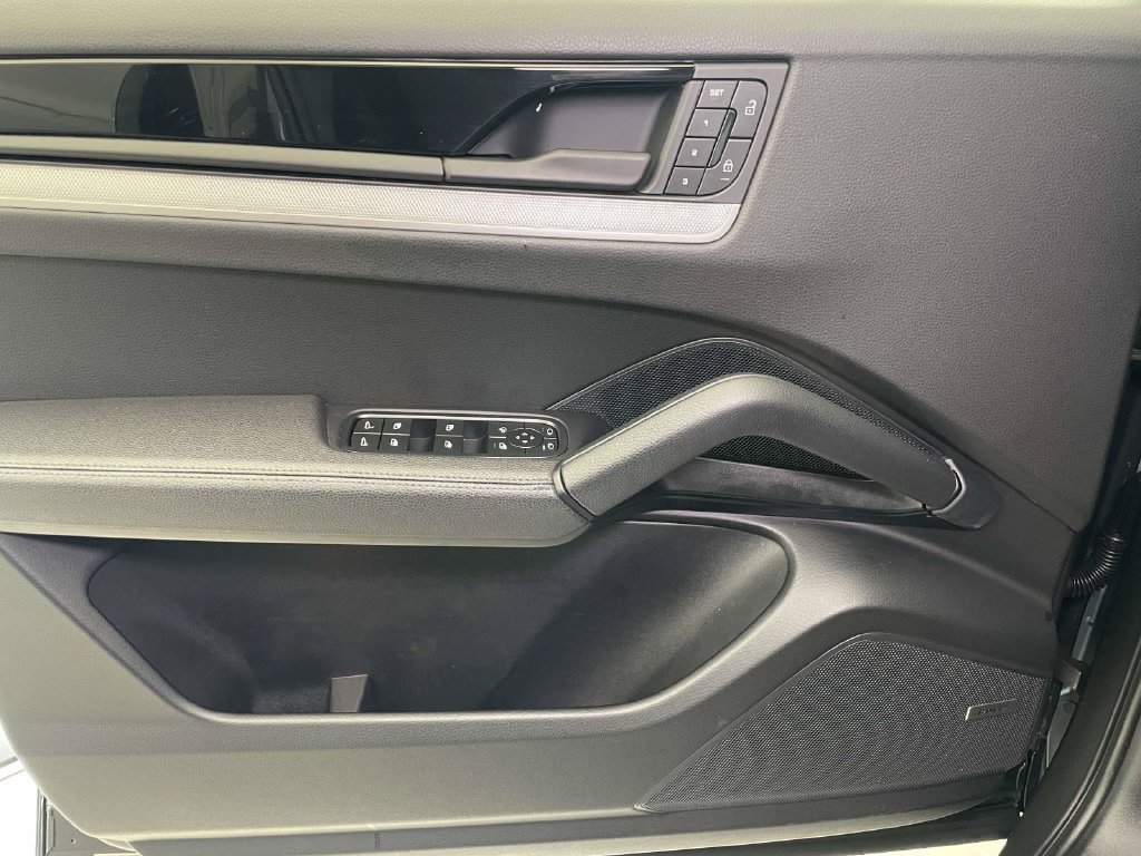 Certified 2025 Porsche Cayenne AWD/4WD image 33