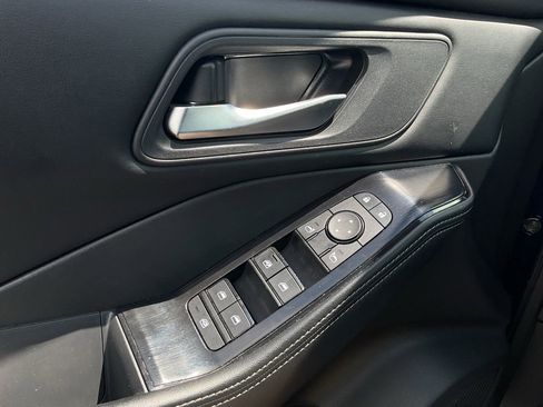 Used 2025 Nissan Rogue SV FWD image 18