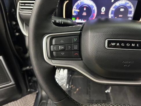 Used 2025 Jeep Wagoneer 4WD w/ Premium Group I image 14