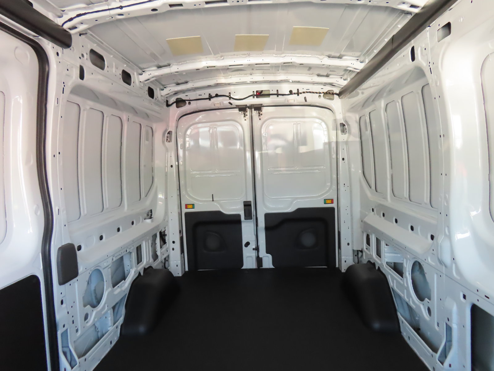 New 2027 Ford Transit 250 148 Medium Roof RWD image 16