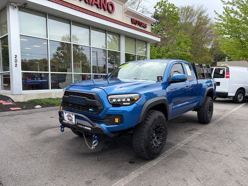 Used 2017 Toyota Tacoma TRD Off-Road w/ Tow Package AWD/4WD image 2