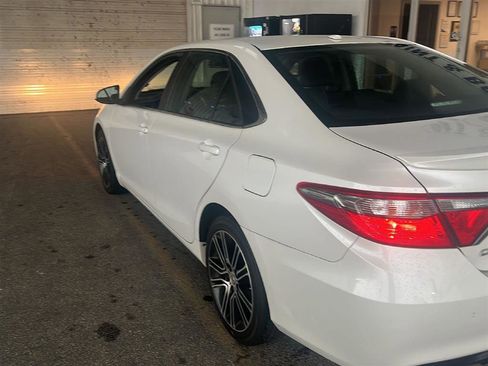 Used 2016 Toyota Camry SE FWD image 3