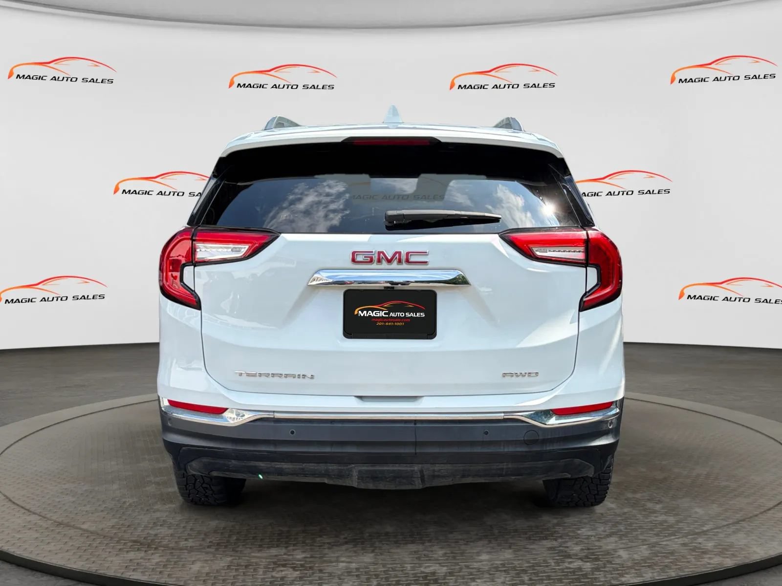 Used 2023 GMC Terrain SLT w/ Tech Package AWD/4WD image 9