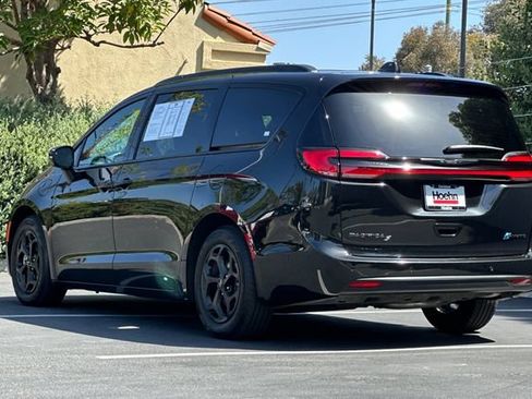 Used 2024 Chrysler Pacifica Premium FWD image 3