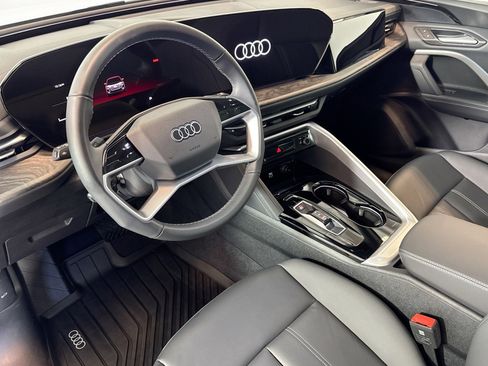 Used 2025 Audi Q5 Premium w/ Convenience Package image 9