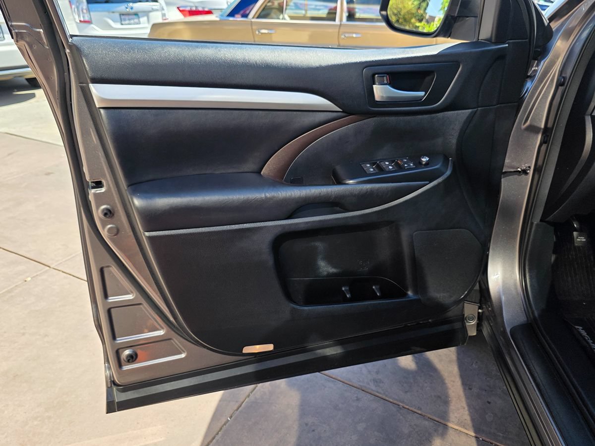 Used 2018 Toyota Highlander XLE FWD image 31