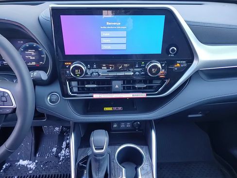 New 2025 Toyota Highlander Platinum image 17