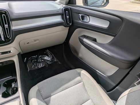 Used 2020 Volvo XC40 T4 Momentum w/ Protection Package Premier image 17