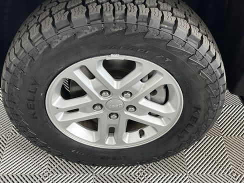 Used 2023 Jeep Grand Cherokee Laredo image 8