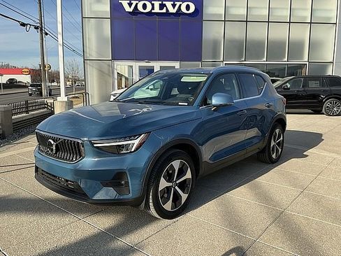 Certified 2025 Volvo XC40 B5 Plus image 3