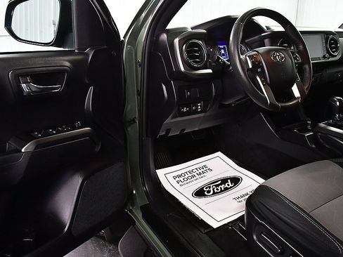 Used 2021 Toyota Tacoma TRD Off-Road image 15