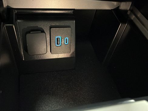 Used 2023 Ford Explorer XLT w/ Equipment Group 202A AWD/4WD image 35