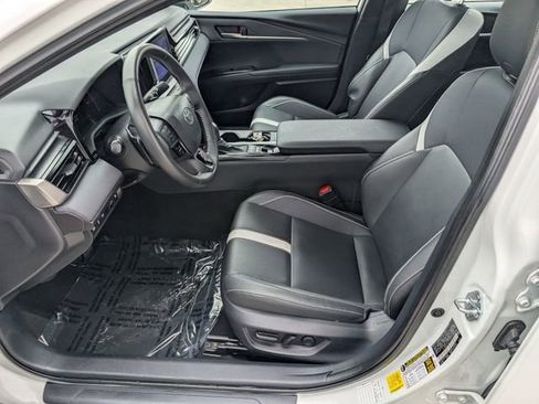 Used 2025 Toyota Camry SE image 2