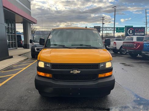 Used 2019 Chevrolet Express 3500 w/ Driver Convenience Package image 3