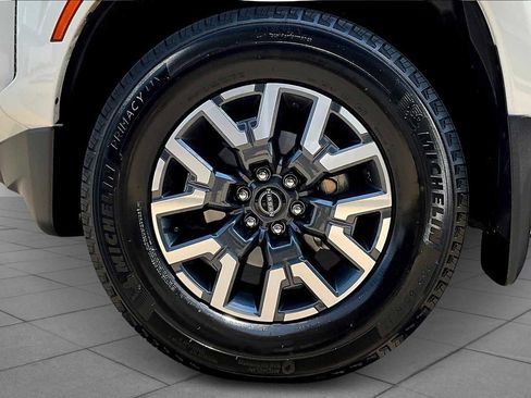 Used 2024 Nissan Frontier SL image 10