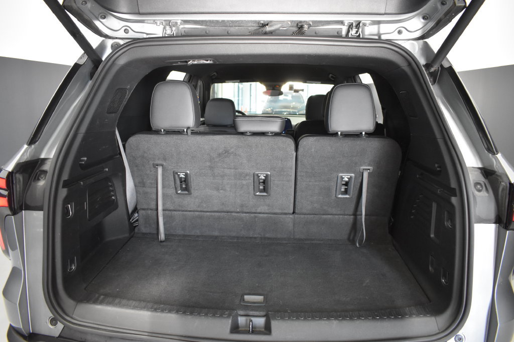 Used 2025 Chevrolet Traverse LT FWD image 40
