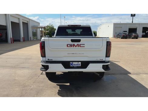 Used 2025 GMC Sierra 2500 AT4 image 7
