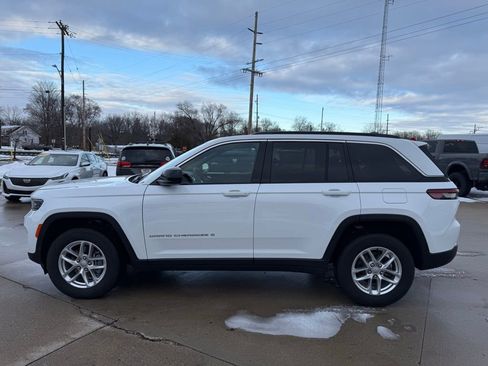 New 2025 Jeep Grand Cherokee Laredo w/ Luxury Tech Group I AWD/4WD image 4