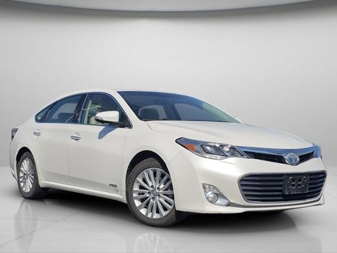 Used 2014 Toyota Avalon Limited w/ Technology Package FWD image 2