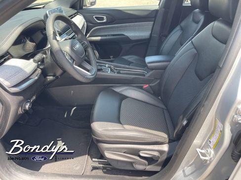 Used 2025 Jeep Compass Latitude AWD/4WD image 10