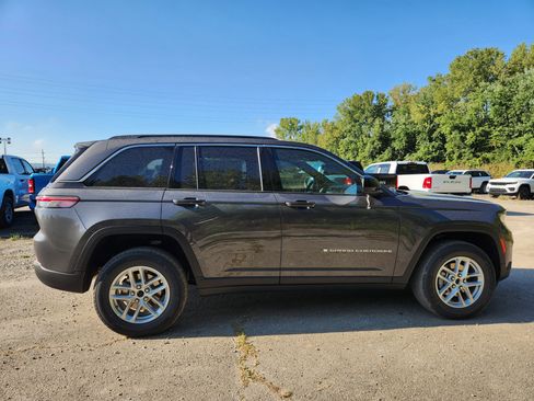 New 2025 Jeep Grand Cherokee Laredo AWD/4WD image 17
