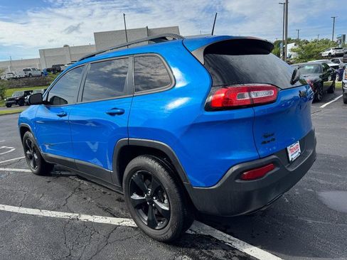 Used 2018 Jeep Cherokee Latitude w/ Altitude Package AWD/4WD image 5