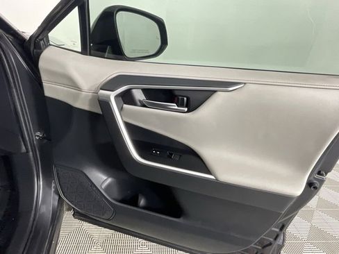 Used 2019 Toyota RAV4 Limited image 18