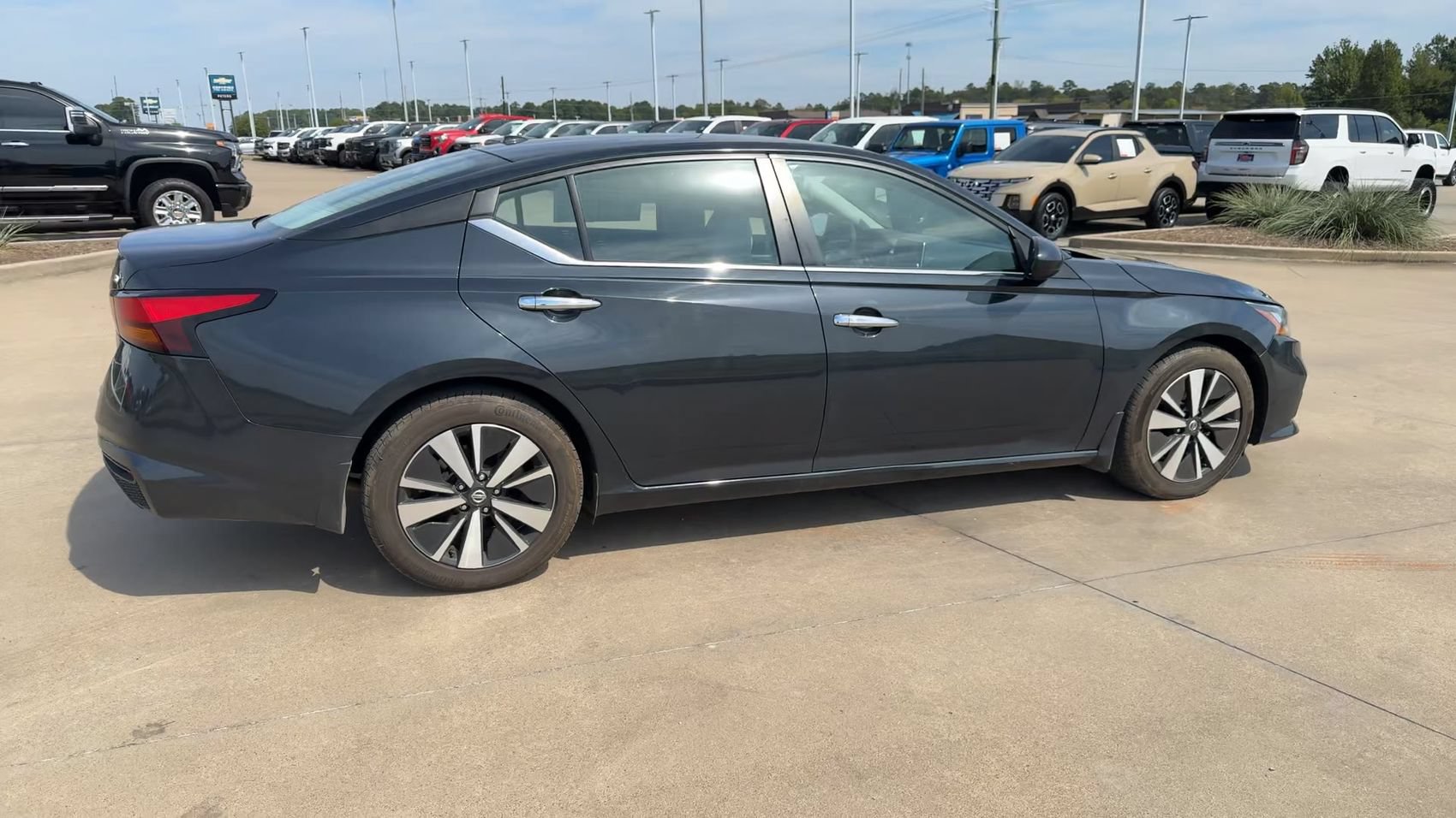 Used 2022 Nissan Altima 2.5 SV FWD image 9