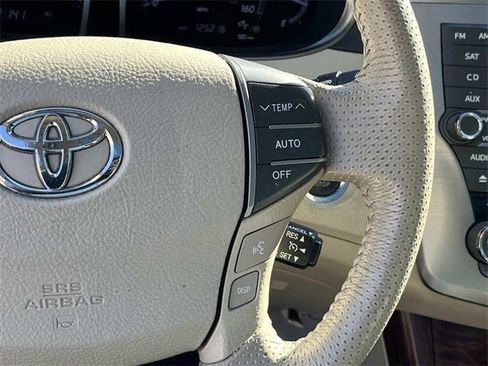 Used 2011 Toyota Avalon Limited image 30