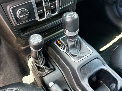 Used 2022 Jeep Wrangler Unlimited Sahara w/ Cold Weather Group AWD/4WD image 18