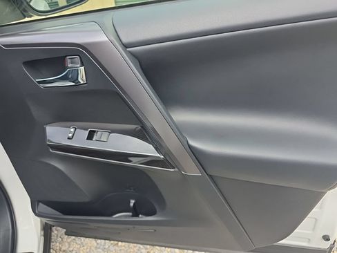 Used 2018 Toyota RAV4 SE w/ Protection Package AWD/4WD image 17