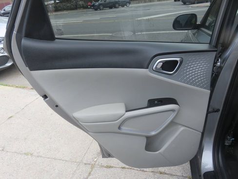 Used 2023 Kia Soul LX w/ LX Technology Package FWD image 26