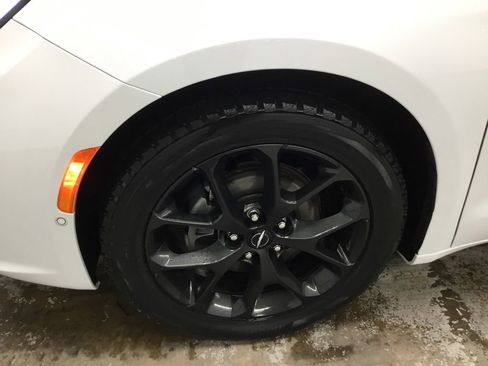 Used 2024 Chrysler Pacifica Limited w/ S Appearance Package image 4