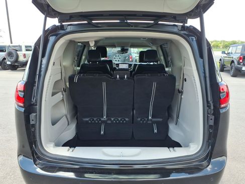 Used 2023 Chrysler Pacifica Touring-L FWD image 10
