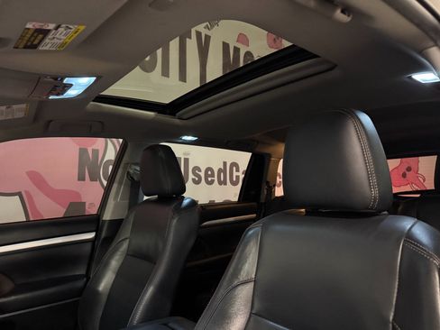 Used 2019 Toyota Highlander XLE image 19