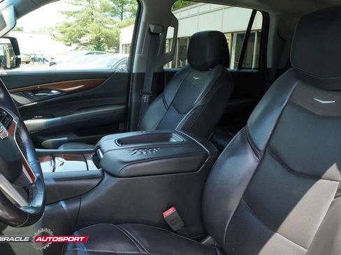 Used 2018 Cadillac Escalade Luxury AWD/4WD image 19