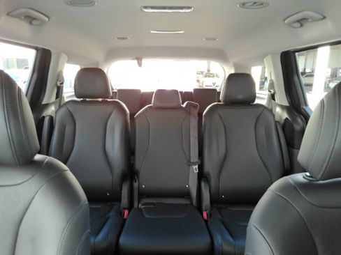 Used 2026 Kia Carnival LXS FWD image 38