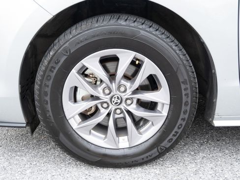 Used 2024 Toyota Sienna LE image 41