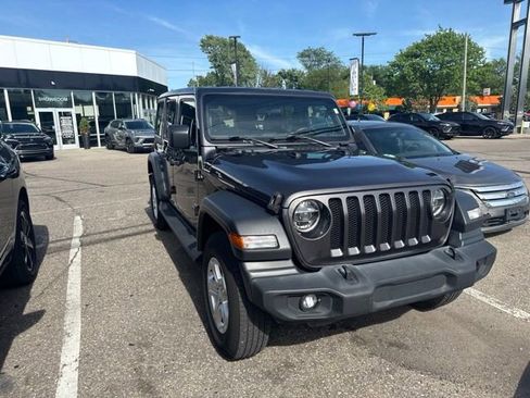 Used 2021 Jeep Wrangler Unlimited Sahara AWD/4WD image 3